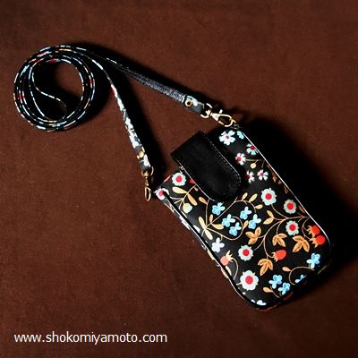 Iphone コンパクトデジカメケース2way 斜めがけ バッグ用 ヘッドフォン ホルダー付き かわいいリバティ ミラベル ブラック Shoko Miyamoto For Mom And Children